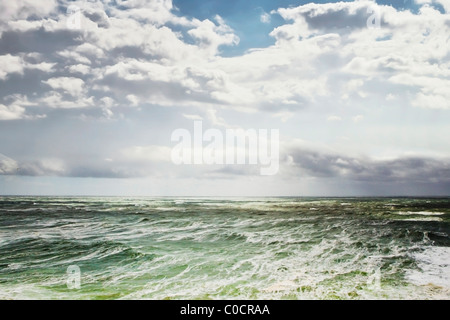 Un paesaggio marino con una drammatica del cielo e il verde acqua instabile. Foto Stock