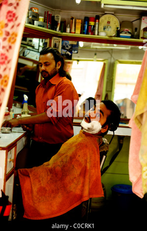 Foro nella parete Barber shop (l'uomo avente la rasatura), popoli vive ( i nepalesi ) , la vita a Kathmandu , kathmandu , Nepal Foto Stock