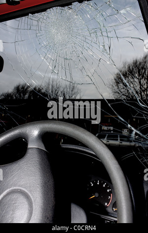 Incidente di auto in cui il vetro ha fracassato e causato danni Foto Stock