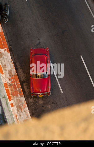 Classic american cars auto lungo il Prado Vecchia Havana, Cuba Foto Stock