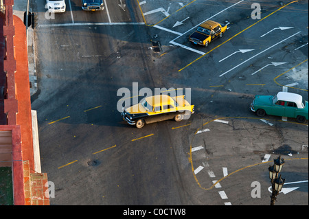 Classic american cars auto lungo il Prado Vecchia Havana, Cuba Foto Stock
