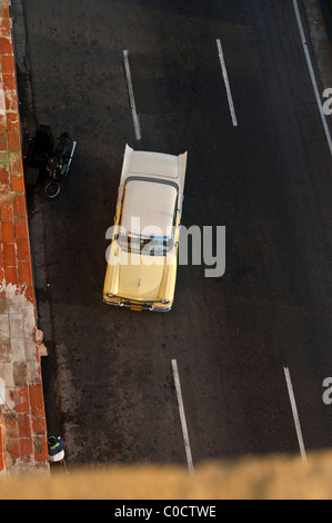Classic american cars auto lungo il Prado Vecchia Havana, Cuba Foto Stock