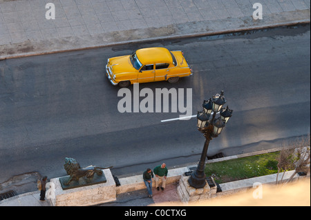 Classic american cars auto lungo il Prado Vecchia Havana, Cuba Foto Stock