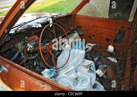 Bruciato per interni auto da incendio doloso Foto Stock