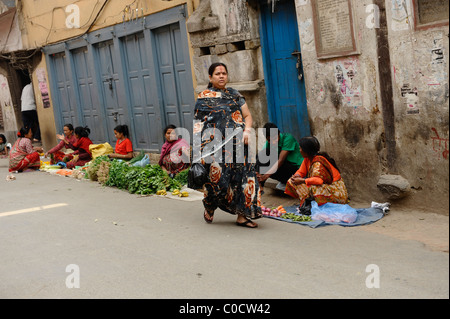 La frutta e la verdura, fornitori di mattina presto , i popoli vive ( i nepalesi ) , la vita a Kathmandu , kathmandu vita di strada , il Nepal Foto Stock