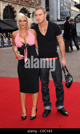 Jodie Marsh e ospite presso la UK film Premiere di "tre E" - Arrivi presso Odeon Leicester Square Londra Inghilterra - Foto Stock