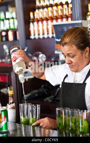 Creazione di miscelazione Mojito Cocktail Bar Havana Vecchia Cuba Foto Stock