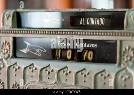 Decorativo registro di cassa Vecchia Havana Cuba pesos cubani convertibili antichi o vintage macchina retail bellissimo design ornati Foto Stock