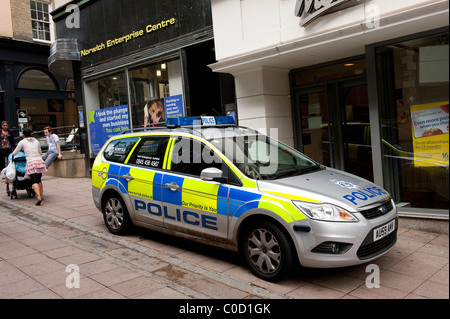 La polizia di argento auto parcheggiate al di fuori di negozi in una strada a Norwich, Norfolk, Inghilterra. Foto Stock