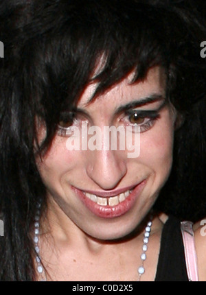 Amy Winehouse va su un altro late night bender in Camden visitando lo stesso pub, "il buon Mixer' come la notte prima. Ella Foto Stock