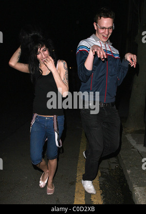 Amy Winehouse va su un altro late night bender in Camden con riportato nuovo fidanzato Alex Haynes, visitando lo stesso pub, " Foto Stock