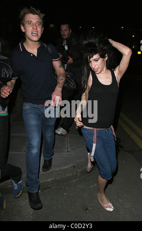 Amy Winehouse va su un altro late night bender in Camden visitando lo stesso pub, "il buon Mixer' come la notte prima. Ella Foto Stock