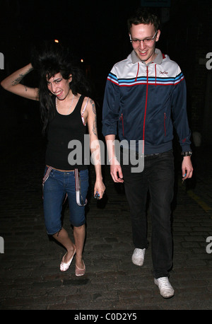 Amy Winehouse va su un altro late night bender in Camden con riportato nuovo fidanzato Alex Haynes, visitando lo stesso pub, " Foto Stock