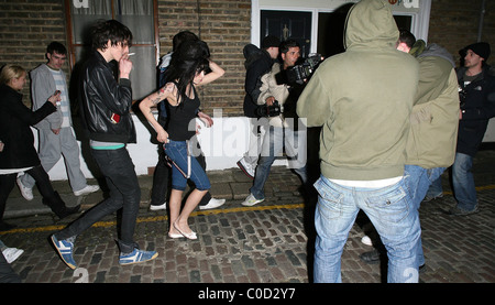 Amy Winehouse va su un altro late night bender in Camden visitando lo stesso pub, "il buon Mixer' come la notte prima. Ella Foto Stock