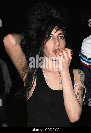 Amy Winehouse va su un altro late night bender in Camden visitando lo stesso pub, "il buon Mixer' come la notte prima. Ella Foto Stock