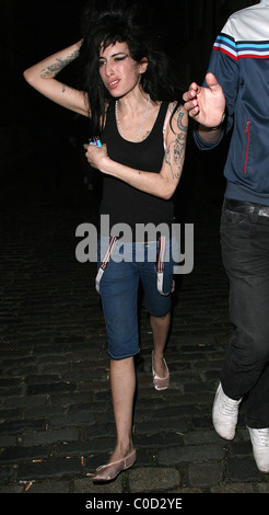 Amy Winehouse va su un altro late night bender in Camden visitando lo stesso pub, "il buon Mixer' come la notte prima. Ella Foto Stock