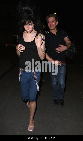 Amy Winehouse va su un altro late night bender in Camden visitando lo stesso pub, "il buon Mixer' come la notte prima. Ella Foto Stock