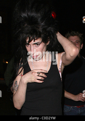 Amy Winehouse va su un altro late night bender in Camden visitando lo stesso pub, "il buon Mixer' come la notte prima. Ella Foto Stock