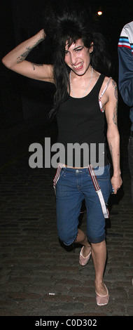 Amy Winehouse va su un altro late night bender in Camden visitando lo stesso pub, "il buon Mixer' come la notte prima. Ella Foto Stock