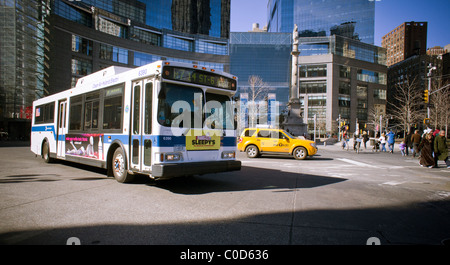 Un NYC Transit Bus in Columbus Circle a New York domenica 20 febbraio, 2011. (© Richard B. Levine) Foto Stock