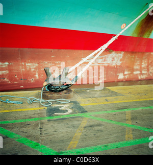 Un'immagine ravvicinata di una fune di navi legata a un ormeggio in banchina Foto Stock