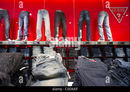 Indovinare il trend setting jeans rivenditore, apre il suo nuovo flagship store sulla Fifth Avenue a New York Foto Stock