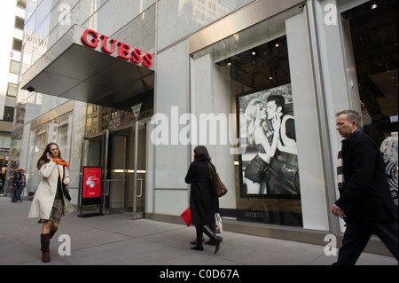 Indovinare il trend setting jeans rivenditore, apre il suo nuovo flagship store sulla Fifth Avenue a New York Foto Stock