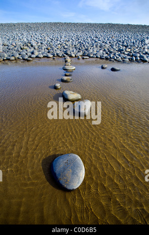 Ciotoli arrotondati pietre miliari a Northam Burrows sulla North Devon Coast Foto Stock