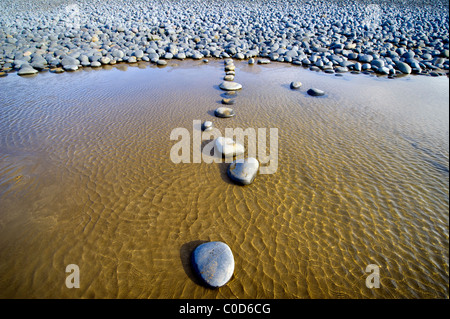 Ciotoli arrotondati pietre miliari a Northam Burrows sulla North Devon Coast Foto Stock