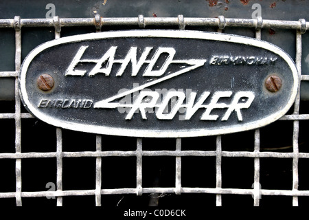 Una chiusura del Land Rover simbolo distintivo sulla griglia anteriore di un Land Rover. Foto Stock