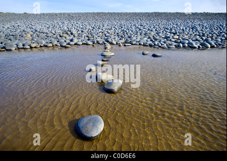 Ciotoli arrotondati pietre miliari a Northam Burrows sulla North Devon Coast Foto Stock