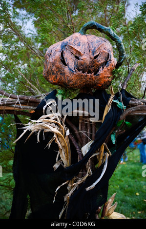 Scary Halloween testa di zucca spaventapasseri Foto Stock