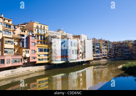 Vista a monte di Ria Onyar dal Pont d'en Gomez, Girona, Spagna, Autunno 2010 Foto Stock