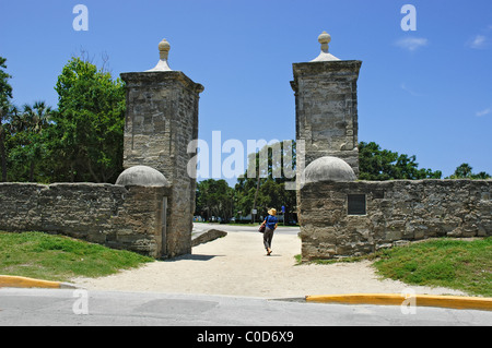 Le vecchie porte della città di Sant'Agostino Florida sfociare nella principale area dello shopping di San George Street Foto Stock