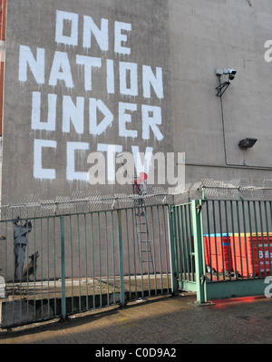 Un nuovo Banksy mural "una nazione sotto CCTV' dipinta accanto a una telecamera TVCC presso un ufficio postale in cantiere nel West End. Il segreto Foto Stock