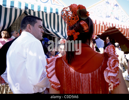 Il Siviglia Fiera di primavera, la Feria de abril de Sevilla, Sevilla , Andalucia,Spagna. Uomo e donna nel tradizionale abito di flamenco. Foto Stock