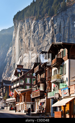 Hauses in Lauterbrunnen con cascate di Staubbach Berner Oberland, Svizzera Foto Stock