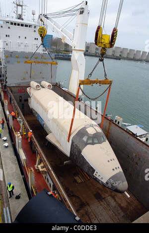 Astronave russa assume per l'acqua astronave russa Buran 002 viene trasportato su una nave oltre il fiume Reno a Dusseldorf, Foto Stock