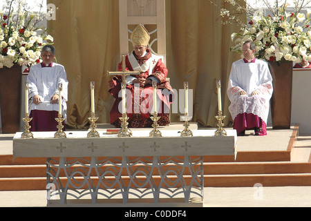 Papa Benedetto XVI conduce la messa al National Stadium di Washington DC, Stati Uniti d'America - 17.04.08 Foto Stock