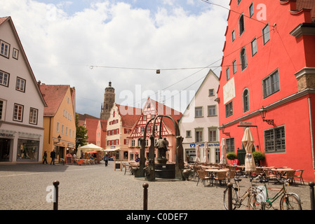 Piazza del Mercato, Nördlingen, Baviera. Strada di ciottoli scena nella storica cittadina medievale Altstadt sulla Strada Romantica Foto Stock