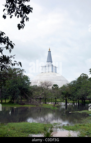 Una vista del Ruwanweliseya Dagoba nell'antica città di Anuradhapura in Sri Lanka Foto Stock