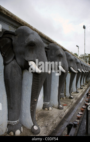 Elephant statue sono visto di fronte il dagoba Ruwanweliseya nell'antica città di Anuradhapura in Sri Lanka Foto Stock