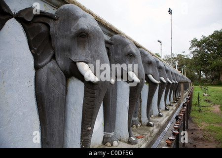 Elephant statue sono visto di fronte il dagoba Ruwanweliseya nell'antica città di Anuradhapura in Sri Lanka Foto Stock