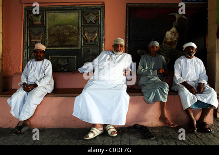 Incontrato sit dall ingresso di Muttrah Souq in Muscat Oman. Foto Stock