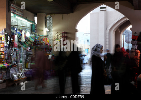 La vita quotidiana nel souk Muttrah in Muscat Oman. Foto Stock