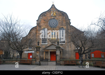 Il XVII secolo Canongate Kirk su Edinburgh Royal Mile. Foto Stock