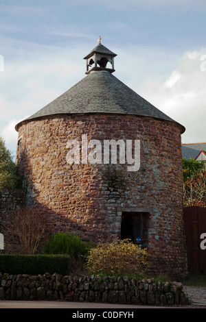 Dovecots Dunster in un villaggio storico e Castello con cottage con il tetto di paglia in Somerset.Inghilterra Foto Stock