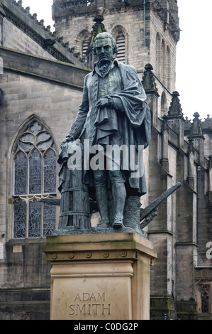 Statua di Adam Smith (1723-1790), filosofo scozzese ed economista, fuori la Cattedrale di St Giles di Edimburgo. Foto Stock