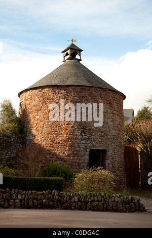 Dovecots Dunster in un villaggio storico e Castello con cottage con il tetto di paglia in Somerset.Inghilterra Foto Stock