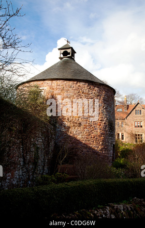 Dovecots Dunster in un villaggio storico e Castello con cottage con il tetto di paglia in Somerset.Inghilterra Foto Stock